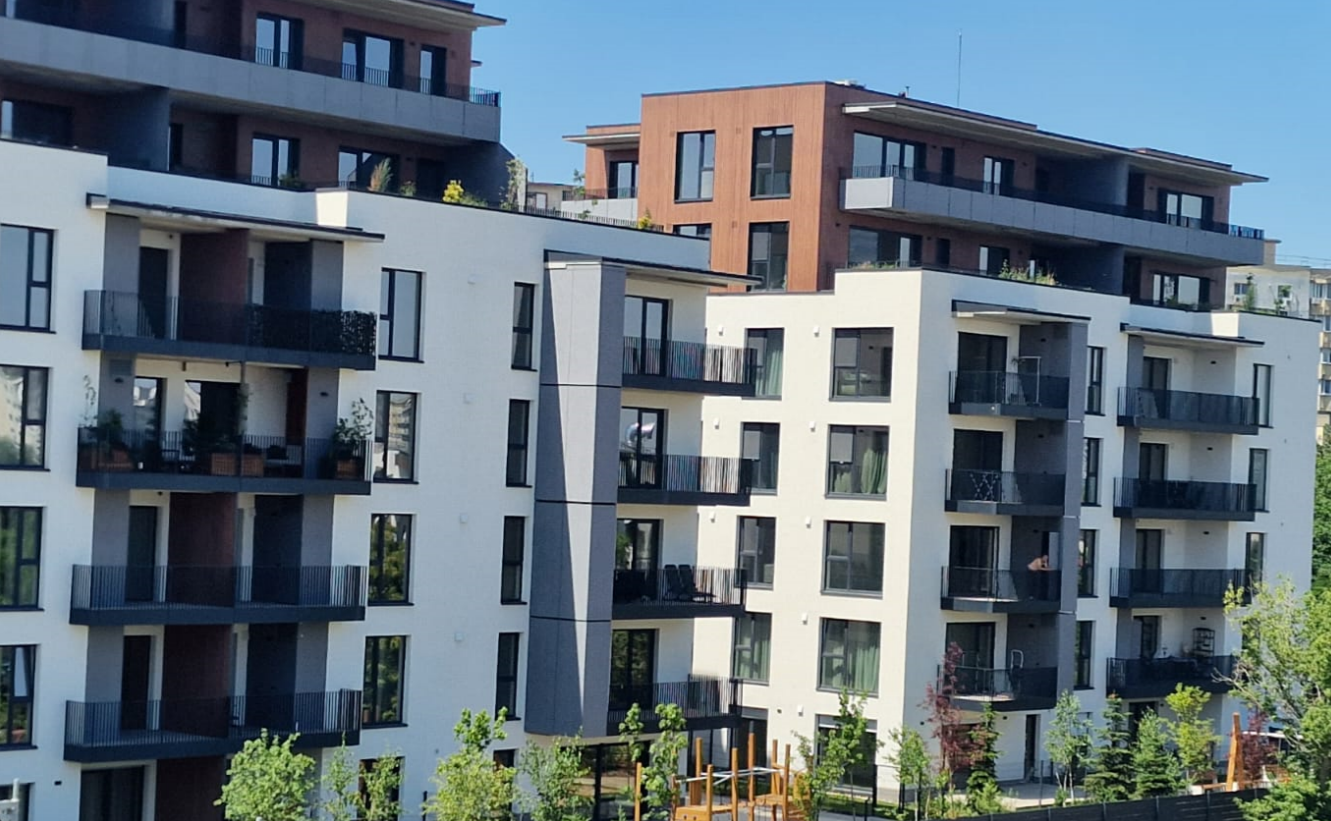 Vedere exterioară a ansamblului rezidențial Quartier Azuga