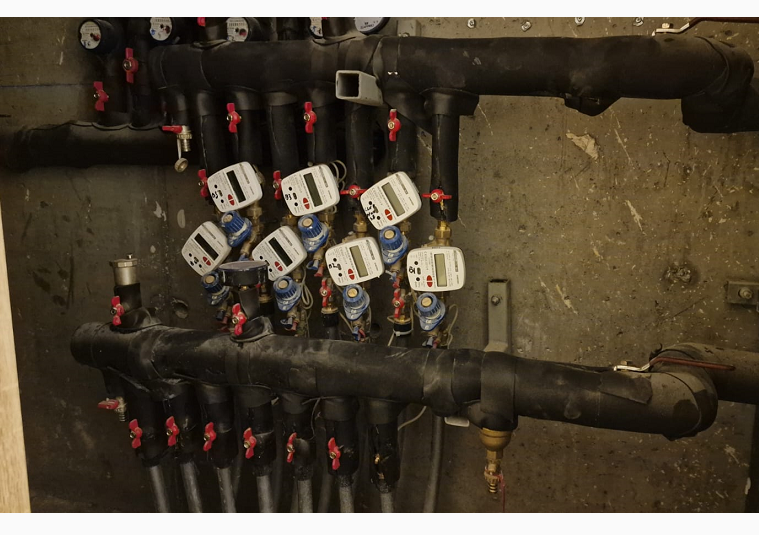 Distribuitoare și contoare apă în nișa tehnică de apartament — robineți de sectorizare, contorizare individuală