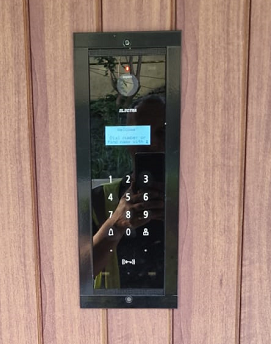 Panou exterior Electra Touch Line — instalat la intrarea în blocul Quartier Azuga